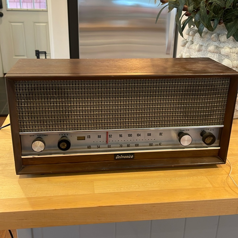 Vintage Delmonico Am/Fm/AFC Radio with cord